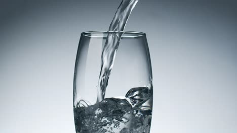 Transparentes-Glas,-Das-Mit-Wasser-Gefüllt-Wird
