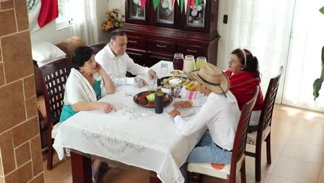 Glückliche-Mexikanische-Familie,-Die-Während-Des-Mittagessens-über-Witz-Lacht