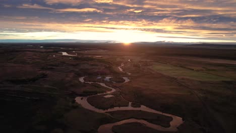 Kurviger-Fluss-Im-Tal-Bei-Sonnenuntergang