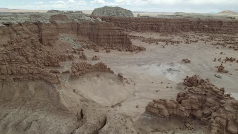 Rock-formations-in-arid-desert