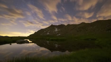 Time-lapse-of-some-clouds-with-a-starry-sky