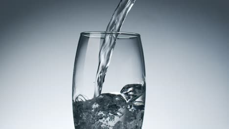 Transparentes-Glas,-Das-Mit-Wasser-Gefüllt-Wird