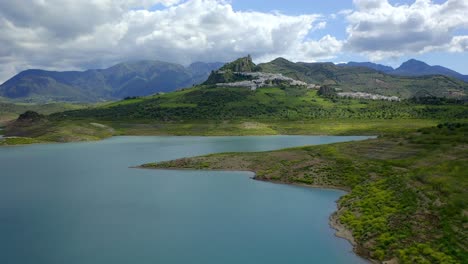 Lago-Cerca-De-Montañas-Verdes-En-Las-Tierras-Altas