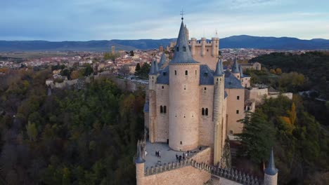 Antiguo-Castillo-Alcázar-De-Segovia-Contra-El-Cielo-Nublado-Del-Atardecer