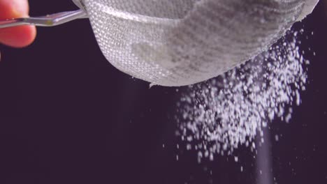 Azúcar-Tamizado-A-Través-De-Un-Tamiz-Metálico