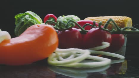 Zutaten-Für-Gesunden-Gemüsesalat-Auf-Dem-Tisch