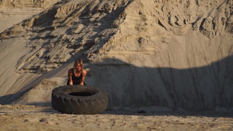 Mädchen-Auf-Sandsteinbruch-Schieben-Rad-Beim-Crossfit-Training