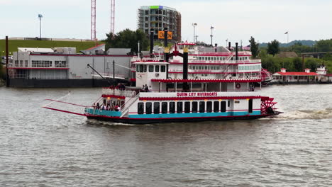 Barcos-Fluviales-De-Queen-City-En-El-Río-Ohio-En-Cincinnati,-Ohio,-EE.UU.