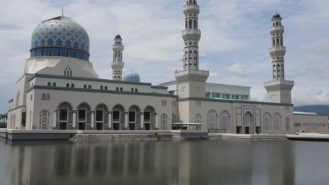 Stadtmoschee-Kota-Kinabalu-Am-Ufer-Der-Likas-Bay-In-Kota-Kinabalu,-Sabah,-Malaysia