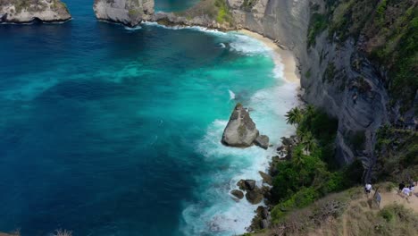 Immerse-yourself-in-the-breathtaking-beauty-of-Diamond-Beach,-nestled-on-the-exotic-Nusa-Penida-Island-in-Bali,-Indonesia