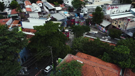 Vista-Aérea-Alrededor-Del-Callejón-Beco-Do-Batman,-En-La-Nublada-Vila-Madalena,-Sao-Paulo,-Brasil