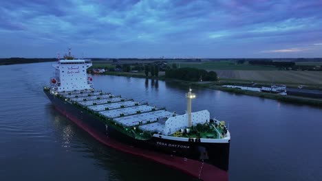 Un-Barco-Vega-Daytona-Navega-Por-Las-Aguas-Del-Río-Dortse-Kil,-Países-Bajos