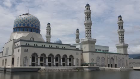 Mezquita-De-La-Ciudad-De-Kota-Kinabalu-En-La-Orilla-De-La-Bahía-De-Likas-En-Kota-Kinabalu,-Sabah,-Malasia