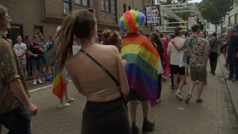Personas-Que-Portan-Una-Pancarta-Con-La-Palabra-Amor-Escrita-En-Los-Colores-Del-Arco-Iris-Durante-El-Desfile-Del-Orgullo-Gay-De-Amberes-2023-En-Bélgica