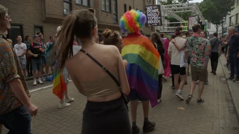 Menschen,-Die-Während-Der-Antwerpener-Pride-Parade-2023-In-Belgien-Ein-Banner-Tragen,-Auf-Dem-In-Regenbogenfarben-Das-Wort-„Liebe“-Steht