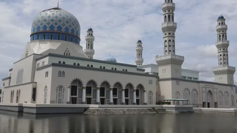 Stadtmoschee-Kota-Kinabalu-Am-Ufer-Der-Likas-Bay-In-Kota-Kinabalu,-Sabah,-Malaysia