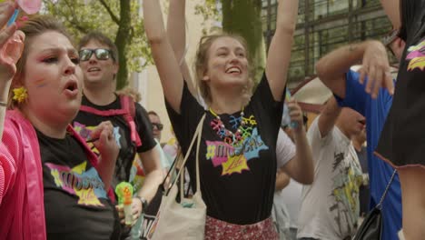 Gente-Bailando-Durante-El-Desfile-Del-Orgullo-Gay-De-Amberes-2023-En-Bélgica