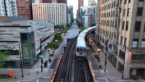 Erhöhter-Personenzug-In-Der-Innenstadt-Von-Chicago,-Vorbei-Am-Gebäude-Der-Roosevelt-University