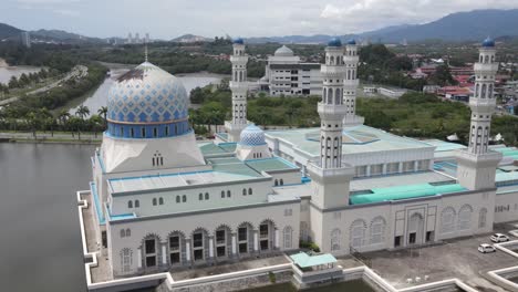 Luftaufnahme-Der-Stadtmoschee-Von-Kota-Kinabalu-Am-Ufer-Der-Bucht-Von-Likas-In-Kota-Kinabalu,-Sabah,-Malaysia