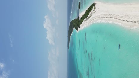 Isla-Dhigurah,-Maldivas,-Laguna-De-Agua-Azul-Cielo-Líneas-Largo-Banco-De-Arena-Blanco