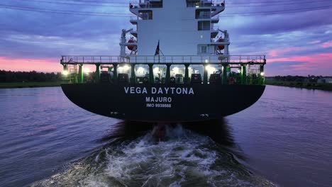 Das-Heck-Des-Containerschiffs-Vega-Daytona