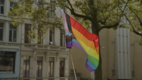 Regenbogenfarbene-Flagge,-Die-Sich-Während-Der-Antwerpener-Pride-Parade-2023-In-Belgien-Von-Links-Nach-Rechts-Bewegt