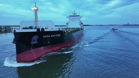 El-Portacontenedores-Vega-Daytona-Construido-En-2023-Y-Actualmente-Navegando-Bajo-La-Bandera-De-Las-Islas-Marshall-Está-Filmado-Desde-El-Aire.