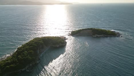 Sonnenlicht-Spiegelt-Sich-Auf-Dem-Windigen-Meer-über-Der-Isole-Gemelle-In-Albanien-Wider