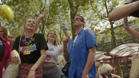 Menschen-Tanzen-Und-Haben-Spaß-Während-Der-Antwerpener-Pride-Parade-2023-In-Belgien