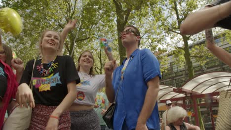 Gente-Bailando-Y-Divirtiéndose-Durante-El-Desfile-Del-Orgullo-Gay-De-Amberes-2023-En-Bélgica