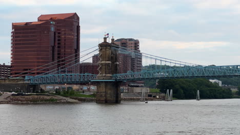 Monumento-Famoso-Con-El-Puente-Colgante-De-Juan-A.