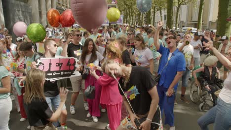 Grupo-De-Personas-Bailando-Y-Divirtiéndose-Durante-El-Desfile-Del-Orgullo-Gay-De-Amberes-2023-En-Bélgica