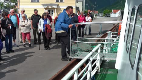 Schiffsbesatzung-Bereitet-Gangway-Für-Touristen-Vor,-Die-In-Balestrand,-Sogn,-Norwegen,-Ein-Touristenboot-Besteigen