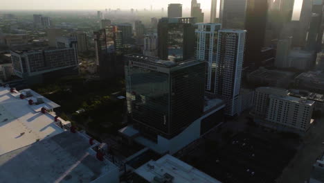 Vista-Aérea-Sobre-El-Hotel-Marriott,-Hacia-El-Rascacielos-De-Lujo-En-El-Centro-De-Houston,-Hora-Dorada-En-Texas