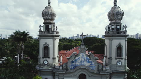 Aerial-view-flying-low-over-the-Igreja-Nossa-Senhora-do-Brasil,-in-cloudy-Sao-Paulo