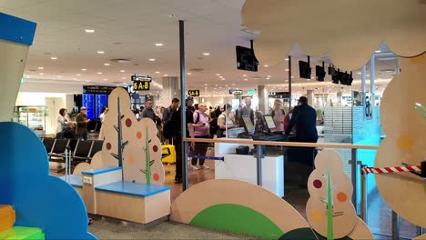 Pasajeros-Haciendo-Cola-Y-Entrando-En-La-Puerta-De-Su-Vuelo-En-El-Aeropuerto-Internacional-De-Arlanda,-Suecia