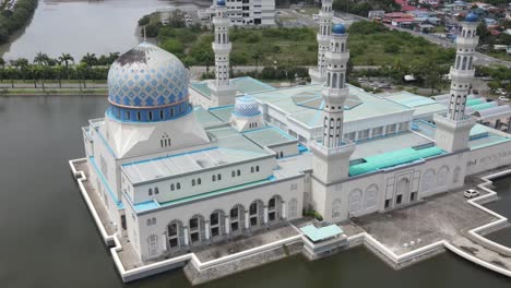 Aerial-Overhead-View-Of-Kota-Kinabalu-City-Mosque-On-Shore-of-Likas-Bay-In-Kota-Kinabalu,-Sabah,-Malaysia
