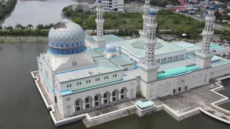 Vista-Aérea-De-La-Mezquita-De-La-Ciudad-De-Kota-Kinabalu-En-La-Costa-De-La-Bahía-De-Likas-En-Kota-Kinabalu,-Sabah,-Malasia.