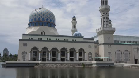 Stadtmoschee-Kota-Kinabalu-Am-Ufer-Der-Likas-Bay-In-Kota-Kinabalu,-Sabah,-Malaysia