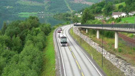 Autobuses-Y-Automóviles-Que-Circulan-Por-La-Carretera-E16-Hacia-Voss:-Inclinación-Lenta-Hacia-Abajo-Desde-La-Vista-Frontal-Hasta-La-Vista-De-Arriba-Hacia-Abajo-Al-Pasar-Por-Debajo-De-La-Cámara