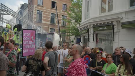 Menschen-Mit-Schildern-Während-Der-Antwerpener-Pride-Parade-2023-In-Belgien