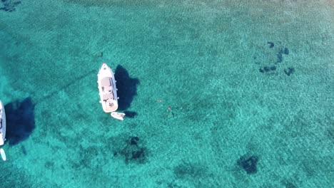 Touristen-Schwimmen-In-Kristallklarem-Wasser-Mit-Einer-Yacht,-Blaue-Lagune,-Insel-Veliki-Budikovac,-Kroatien