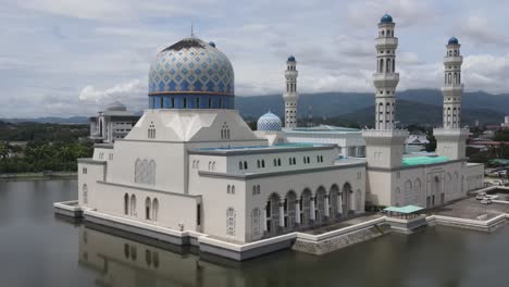 Aerial-View-Of-Kota-Kinabalu-City-Mosque-On-Shore-of-Likas-Bay-In-Kota-Kinabalu,-Sabah,-Malaysia