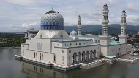 Luftaufnahme-Der-Stadtmoschee-Von-Kota-Kinabalu-Am-Ufer-Der-Bucht-Von-Likas-In-Kota-Kinabalu,-Sabah,-Malaysia