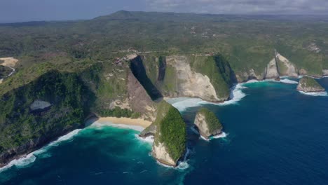 Descubra-El-Arte-En-El-Encuentro-De-La-Tierra,-El-Mar-Y-El-Cielo,-Descubra-Diamond-Beach-Con-Sus-Arenas-De-Marfil,-Aguas-Cristalinas,-Formaciones-Rocosas-Icónicas-Y-Un-Verdadero-Paraíso-Tropical.