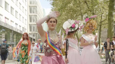 Tres-Dragqueens-Bailando-Y-Saludando-Durante-El-Desfile-Del-Orgullo-Gay-De-Amberes-2023-En-Bélgica