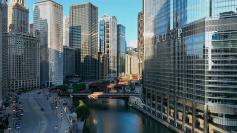 Toma-Aérea-De-La-Torre-Trump-En-Chicago,-Illinois.