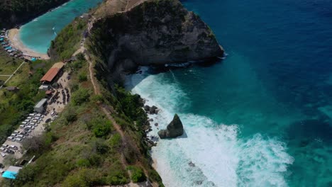 Erstellen-Sie-Erzählungen,-Die-Die-Zuschauer-In-Diese-Tropische-Oase-Entführen,-Und-Entdecken-Sie-Den-Diamond-Beach-Mit-Seinen-Elfenbeinfarbenen-Sandstränden,-Dem-Kristallklaren-Wasser,-Den-Ikonischen-Felsformationen-Und-Dem-Wahren-Tropischen-Paradies