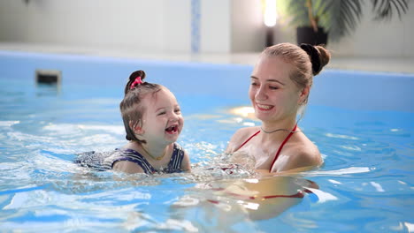 Gesunde-Familienmutter,-Die-Babyschwimmbad-Unterrichtet