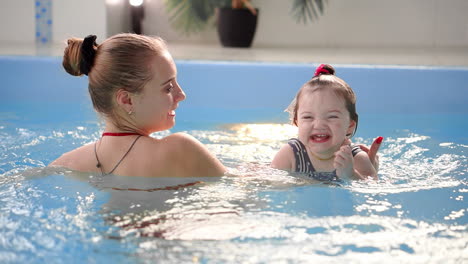 Gesunde-Familienmutter,-Die-Babyschwimmbad-Unterrichtet